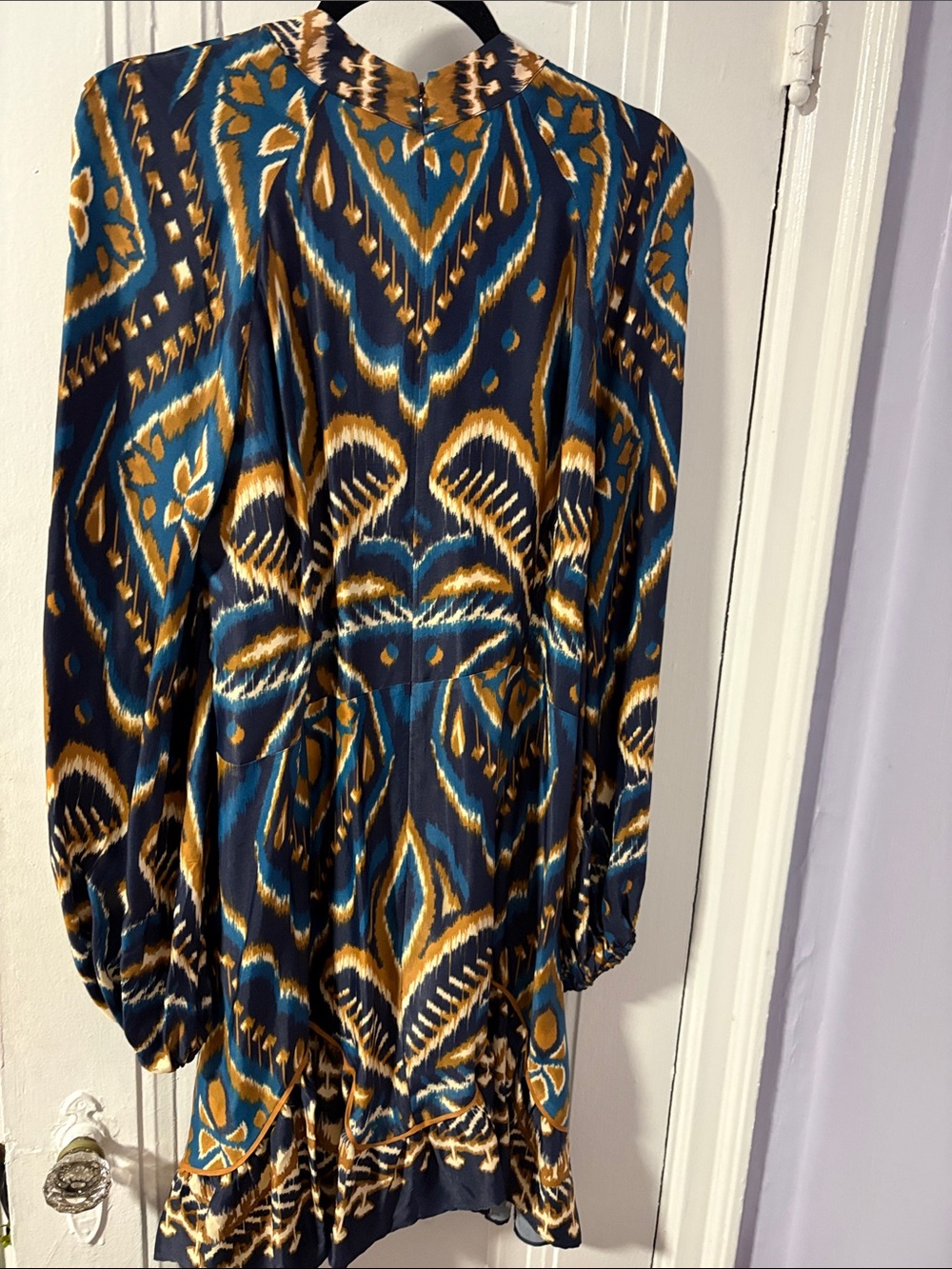 FARM RIO Women's Blue and Gold Patterned Long-Sleeve Dress
BRAND NEW - Picture 6 of 7